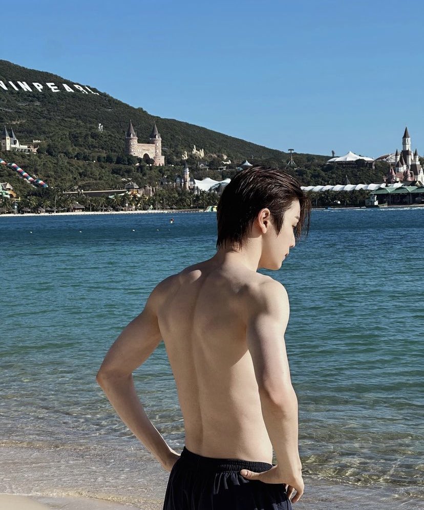 riizepics's tweet image. riize_official instagram update with sungchan