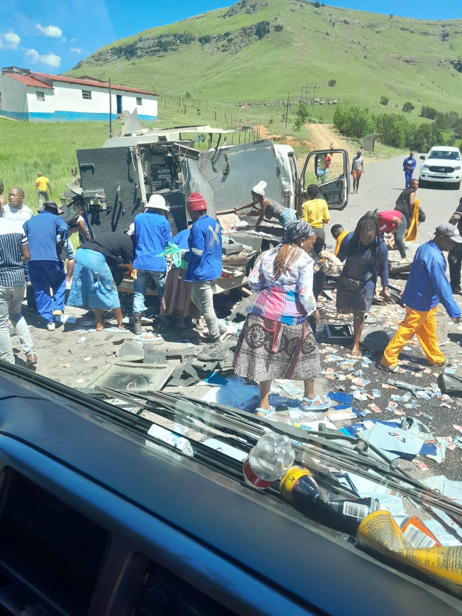 Abramjee's tweet photo. #CITRobbery near Tsolo in the Eastern Cape.

Cash van bombed.

#CrimeWatch https://t.co/alkxV8nNUS