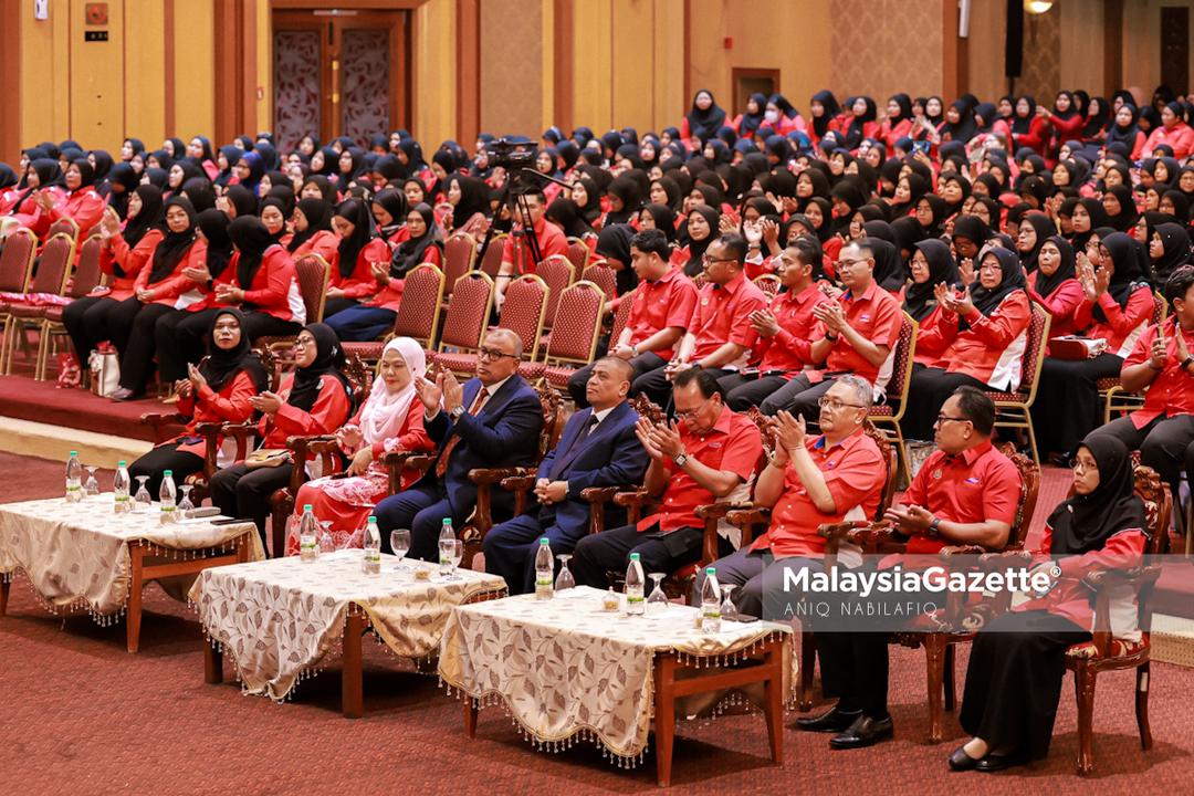 MalaysiaGazette's tweet image. Menteri Besar Perak, Datuk Seri Saarani Mohamad hadir ke Majlis Amanat Perdana KEMAS Peringkat Negeri Perak Tahun 2024 di Bangunan Perak Darul Ridzuan, Ipoh.

Foto: ANIQ NABILAFIQ ANUAR

#malaysiagazette #mgperak #KEMAS