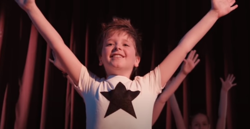 EL ROSA, EL AZUL Y LOS OTROS COLORES, es una bonita historia que habla de estereotipos, de roles de género... y de cómo, Claudia y Carlos, nuestros protagonistas,
dan una lección de igualdad a los adultos que los rodean. Podéis verla en sonpelis.com #cineenvalores