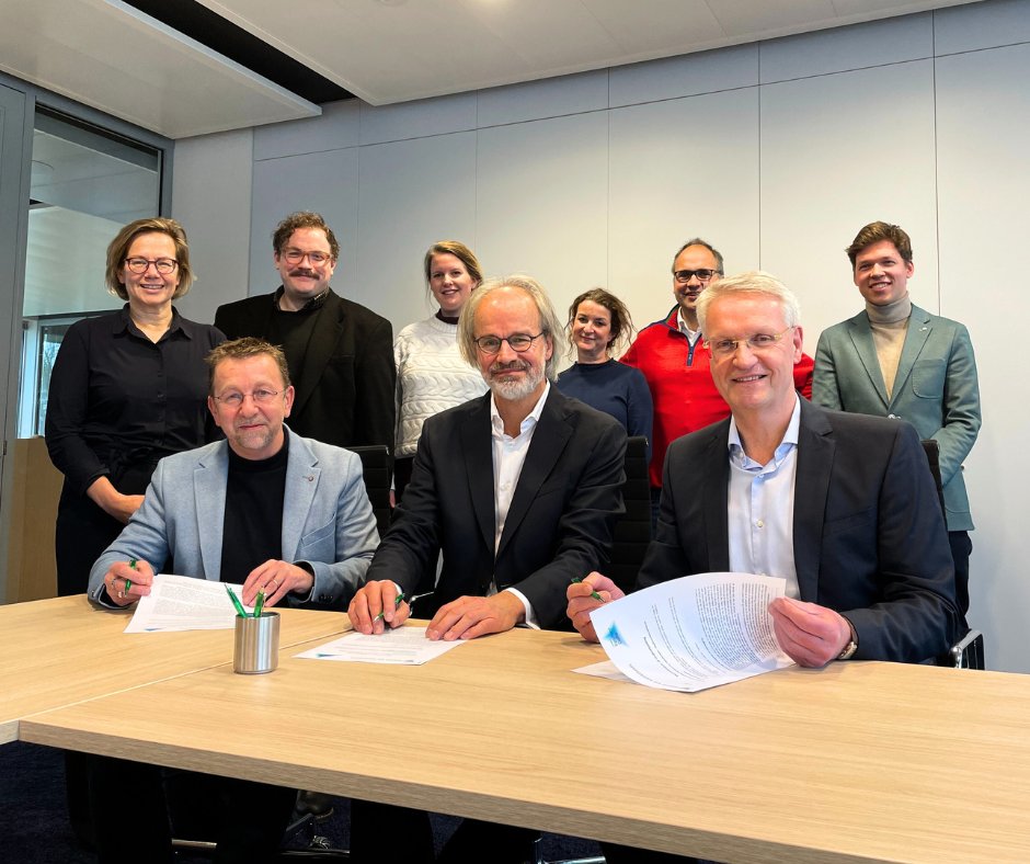 Resilient_Delta's tweet photo. The @Verbond and #ResilientDelta have teamed up, signing a #Memorandum of Understanding. Together, we're embarking on a journey to develop insights into how and where to build and live in our low-lying Delta in a climate-adaptive manner.
👉 Read more: https://t.co/ZEkKhBIJJ0 https://t.co/9NpDNfKBR7