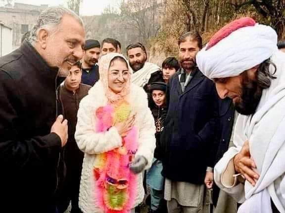 مفتی صاحب اور ڈاکٹر سویرا پرکاش ایک دوسرے کے خلاف الیکشن لڑ رہے ہیں. امیدواروں کے درمیان  احترام قابل تحسین ہے.
بونیر شاباش۔