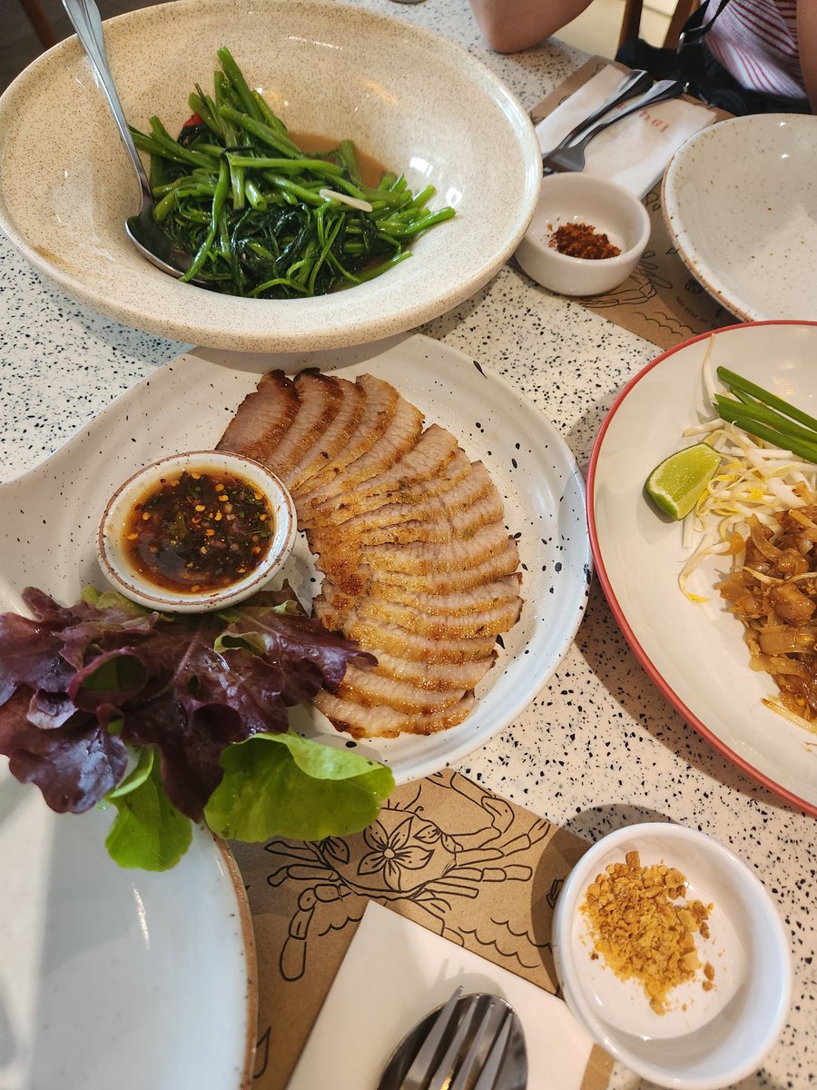 dotoribabs's tweet photo. 📍레이라오
짜뚜짝 시장 근처 미슐랭 맛집
총알오징어와 항정살 구이가 제일 유명하니
꼭꼭 먹어야하며 가격대도 각 만원이 안넘으니 다양하게 음식 시키기!
주말,피크시간대에는 웨이팅 필수 https://t.co/9HvaA23iEq