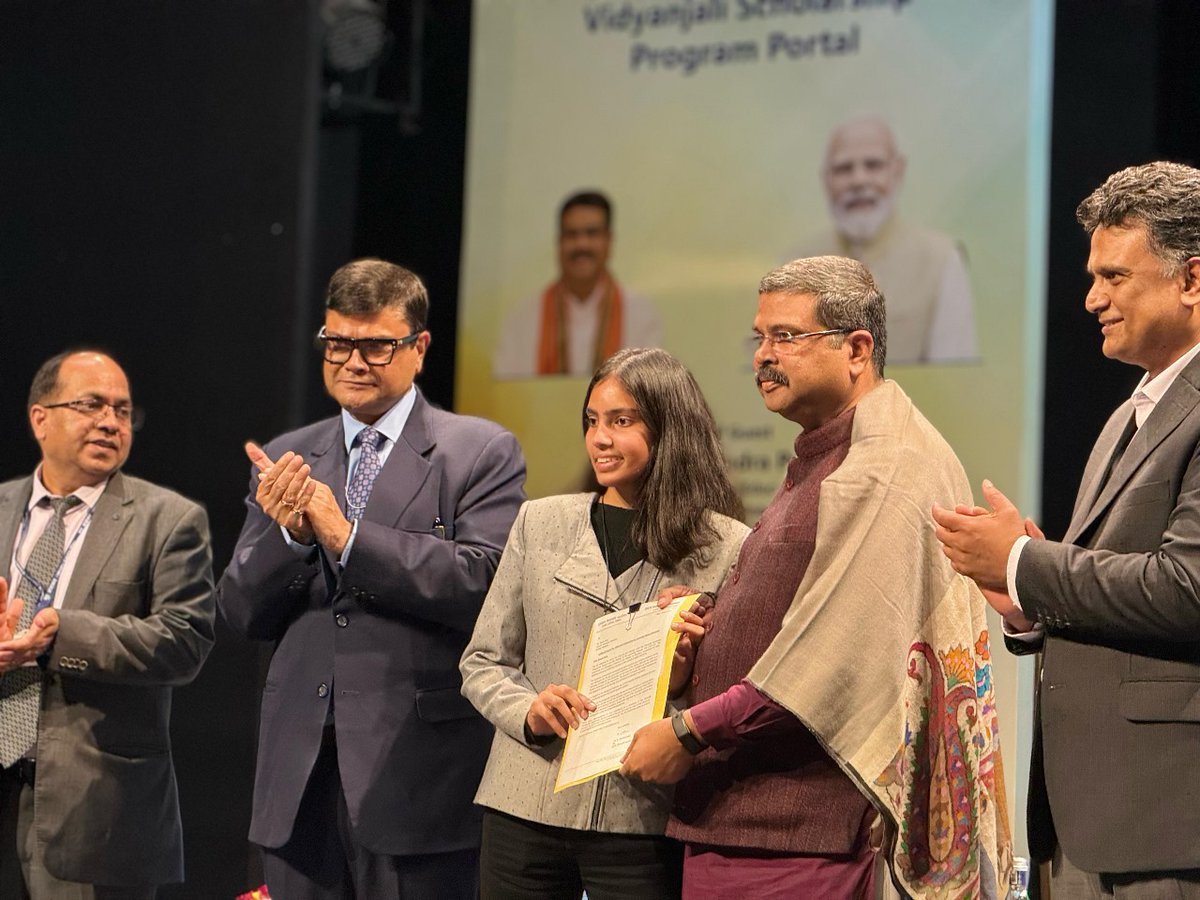Education Minister @dpradhanbjp presented scholarship letters to six exceptional students from Navodaya Vidyalayas during the launch of the Vidyanjali Scholarship program. Remarkably, all these students have secured admissions to top higher educational institutes in India!