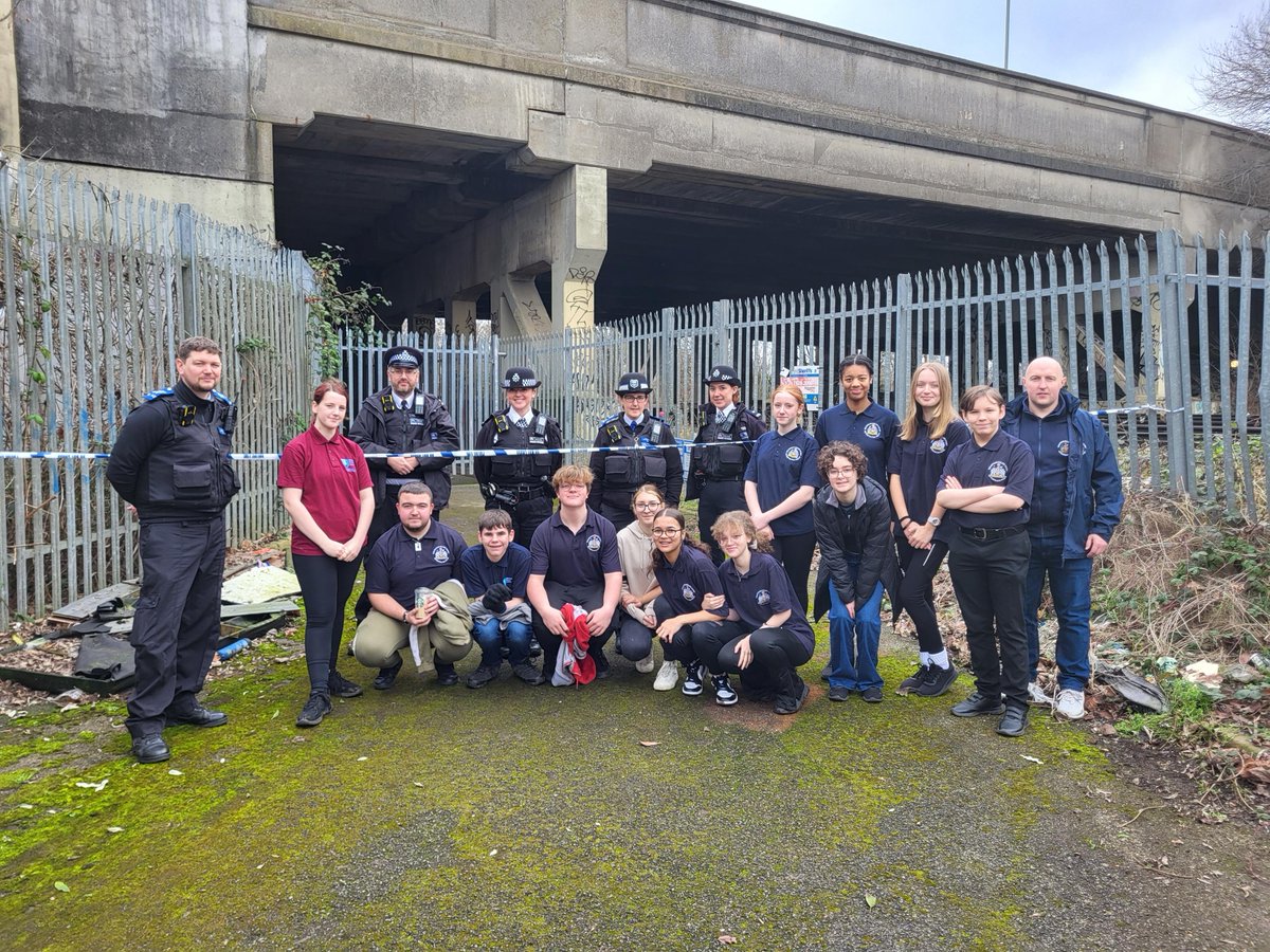 #MERTONCADETS | Last week Merton Cadets conducted weapon sweeps and patrols around ASB hot spot areas along with @MPSRaynesPark  and @MPSWimbledonPk .  
Our cadets do a fantastic job working along side SNT officers to help keep our communities safe. Well done team! 👏