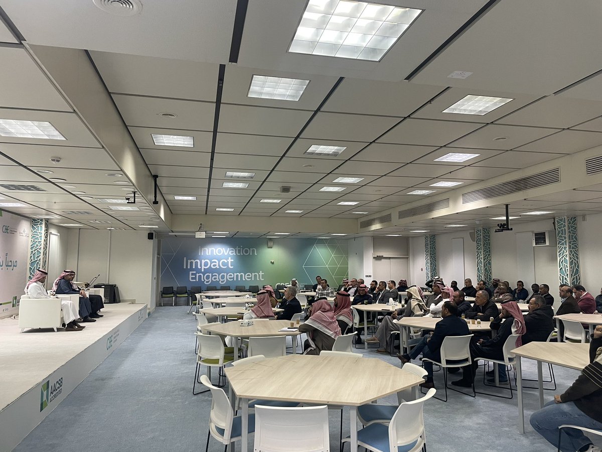 عقدت الكلية أولى لقاءات منسوبيها لهذا الفصل بعنوان:

"عضو هيئة التدريس : الدور والأثر"

 لتحقيق رسالة الكلية وبلوغ أهدافها