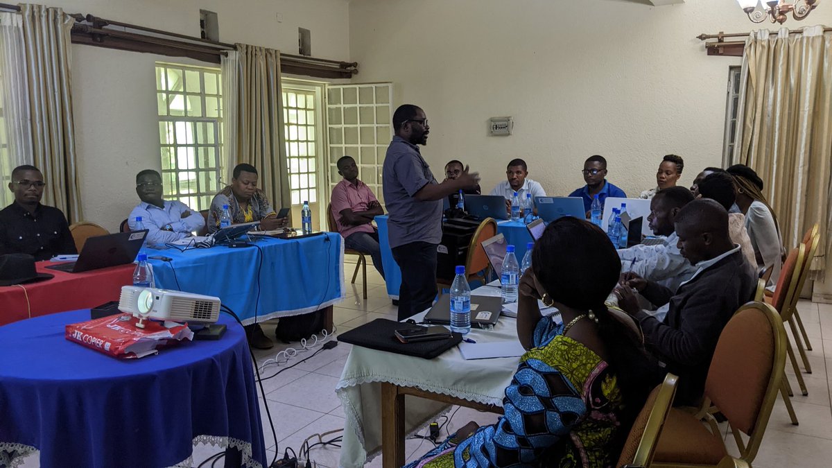 #Angaza Institut: Il se tient maintenant  dans la salle de l'hôtel Mont Kahuzi, un atelier méthodologique sous la conduite du Prof <a href="/EmeryMudinga/">Dr. Emery Mudinga</a>. Les questions liées au Genre, changement climatique et sécurité dans la région des grands lacs sont au cœur du débat entre Chercheurs.