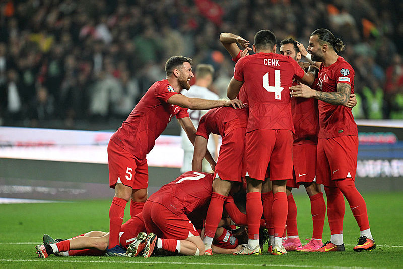 UEFA Uluslar Ligi'nde 2024-2025 sezonu kura çekimi yarın yapılacak.

Lig aşamasının kura çekimi, Fransa'nın başkenti Paris'te TSİ 20.00'de gerçekleştirilecek.

Türkiye, UEFA'ya üye 54 federasyon takımının 4 klasmanda mücadele edeceği turnuvada B Ligi'nde yer alacak.