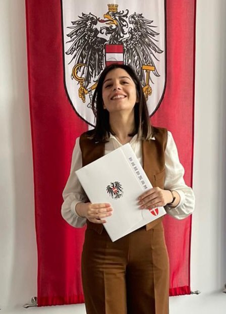 Avjeen,  ursprünglich aus Aleppo, ist 2015 als 18jährige mit ihrer kleinen Schwester nach Österreich gekommen. Mit enormer Selbstdisziplin, großem Fleiß und Ausdauer haben die zwei ihren Weg gemacht. Heute ist Avjeen auch offiziell Österreicherin geworden. Und das ist wunderbar!