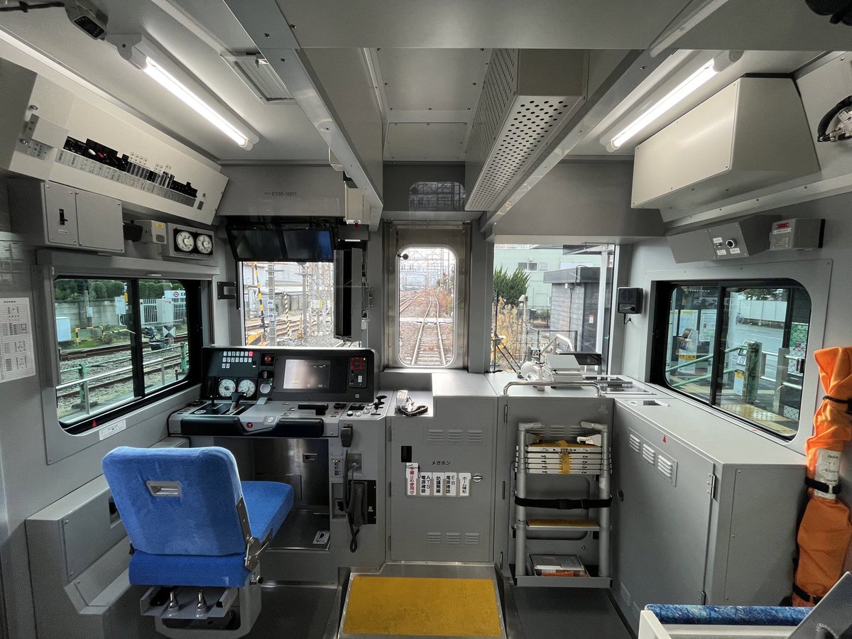 E131系の運転台、こんな広いのに貫通顔だから運転士は左の窓しか見え
