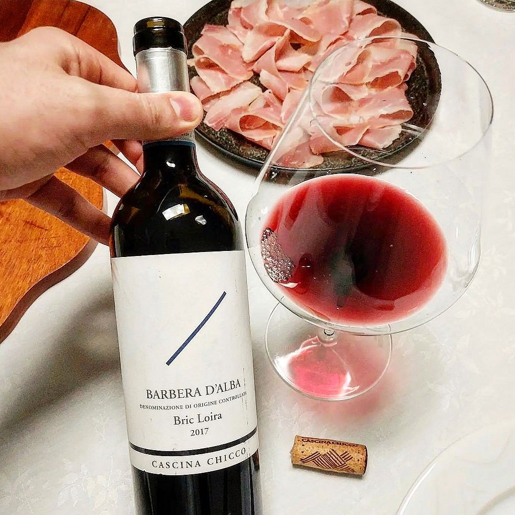 Our Barbera d'Alba DOC Bric Loira can't miss in Brazil too. 🤩
A powerful and enveloping Barbera, ideal for both aperitivo and more full-bodied dishes. 😋
Thanks Lucas Nardo 🥰

#cascinachicco #barberadalba #bricloira #castellinaldo #Roero #UNESCO #brazil #winepairing