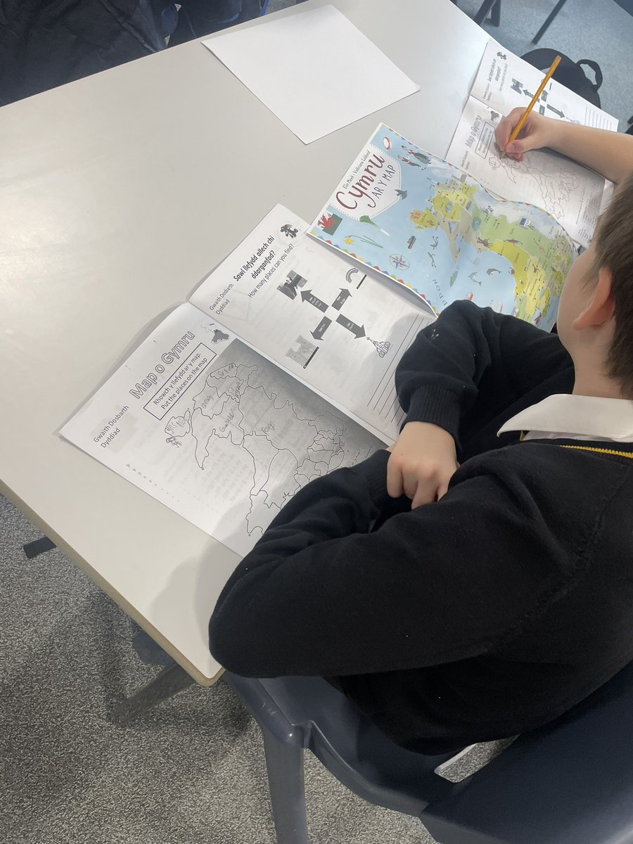 Year 7 doing some fantastic ‘Map o Cymru’ work. Da iawn ⭐️ 🏴󠁧󠁢󠁷󠁬󠁳󠁿<a href="/MrsLJones6/">Mrs L Jones PHS</a>