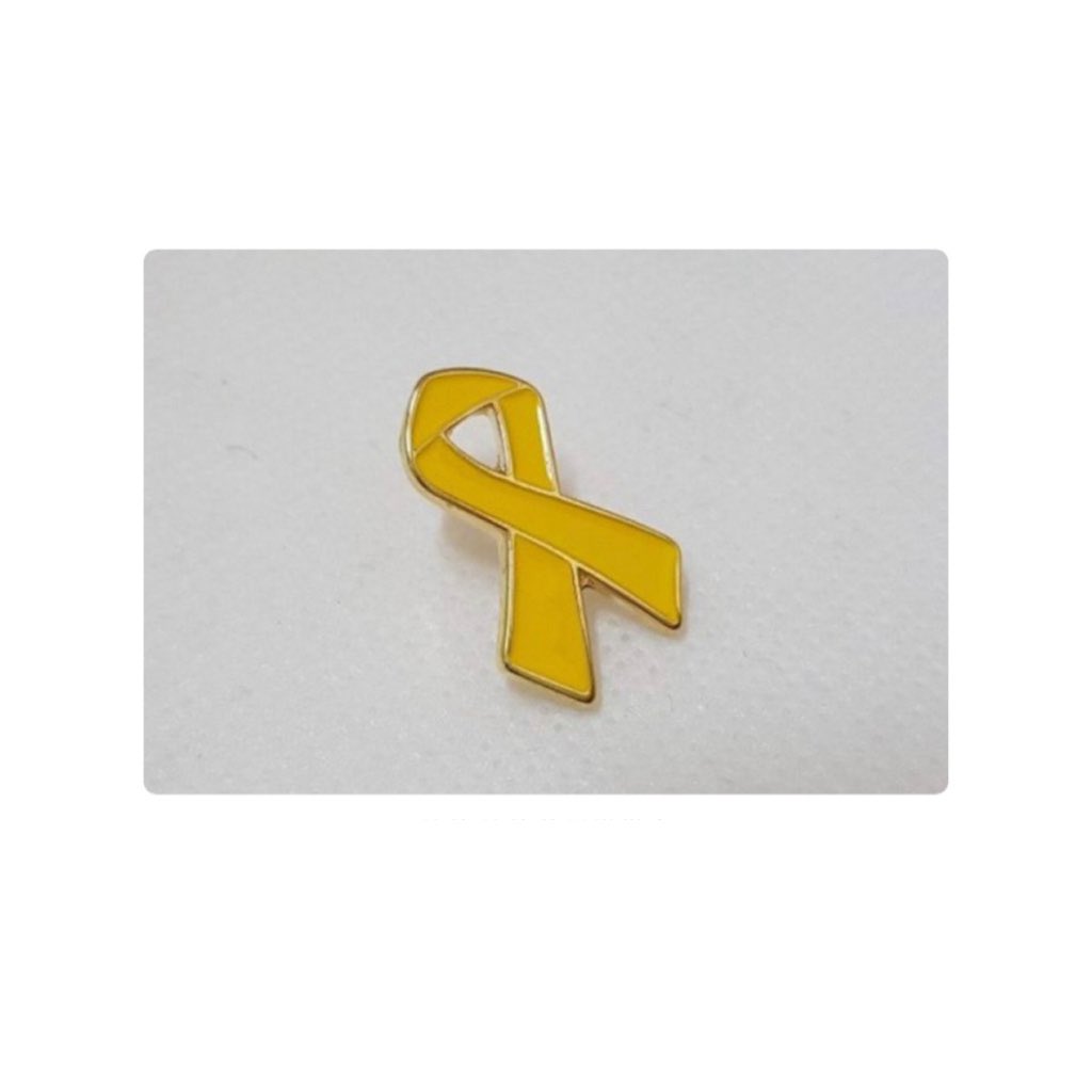 GARAM_THAILAND's tweet photo. ริบบิ้นสีเหลือง (Yellow Ribbon) ที่หลายคนคงเคยเห็นในเหตุการณ์สำคัญต่างๆ ซึ่งสัญลักษณ์นี้เป็นสัญลักษณ์แห่งความหวัง การรอคอย และการกลับมาพบกัน 

การัมติดเข็มกลัดนี้ไว้ที่ชุดพิธีการนักเรียนของเธอ ‘ทุกครั้ง’ ตั้งแต่อยู่มัธยมศึกษาตอนต้น-ตอนปลาย

#GradDayGaram 
#졸업_축하해_가람아 https://t.co/kMetixGiyb