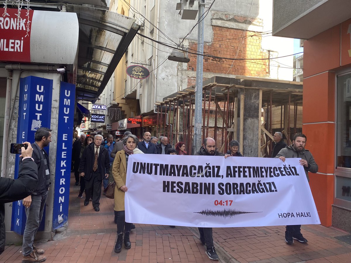 tipartvin's tweet photo. Hopa’da yürüyüşümüzü yaptık. Hesap sormaktan asla vazgeçmeyeceğiz. 

Ma Rihna Nehna Hon !
Gitmedik, hâlâ buradayız! https://t.co/rTcyOn78BR