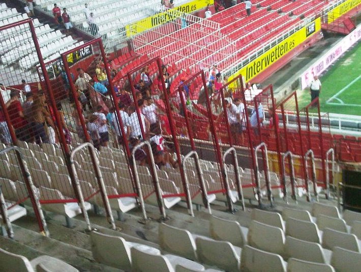 Foro_SG's tweet photo. En tus dos ultimas temporadas como presidente, subiste el abono un 40%, eliminaste la bonificación para los menores de 21. Eliminaste el carnet infantil y gol norte era Guantánamo. Estás tú para dar lecciones a nadie, caricato. Quien no te conozca que te compre. https://t.co/un5bti2AkX