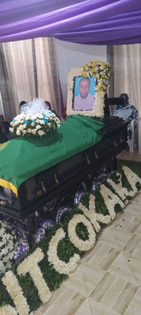IAMartin_'s tweet photo. Mwili wa Mwl, Thadei Ole Mushi uliagwa Kanisa Katoliki Parokia ya Muhimbili DSM. Ukasafirishwa hadi KIA. Ukafika saa 1:30 usiku. Leo utazikwa Chombo, Kitandu Shinga, Uru Kusini, Moshi Vijijini

Lakini maeneo yote mawili, mwili wa Mwl, Thadei Ole Mushi haujafunuliwa ili kuruhusu waombolezaji kumuaga kwa kumtazama. Hakuna sababu za msingi zilizotolewa. Ni maelekezo ya wahusika.

Ukifika msibani, unaelekezwa sehemu ya kwenda kuaga jeneza kwa kutazama picha ya Thadei Ole Mushi na jeneza ambalo limefunikwa bendera ya CCM. Hakuna kufungua jeneza kuutazama mwili.

Mwalimu Thadei, waombolezaji wanalizwa sana, hawawezi kukuaga mtoto wao. Wakiuliza kwanini tunazuiwa kumchungulia mtoto wetu wanaelezwa “tusameheni hilo kwa kweli, lipo nje ya uwezo wetu”.

Mwalimu Thadei. Msiba wako umetekwa nyara na CCM wenzako. Leo jeneza lako limefunikwa bendera ya CCM wakati ukiugua kwa kuwekewa sumu, hawakutaka hata kukusogelea. Walikukataa.

Leo nyumbani kwako, Chombo, Kitandu Shinga, Uru Kusini, Moshi Vijijini, viongozi wote wa CCM ngazi ya mkoa na wilaya wapo. Kijiji chako kimeshuhudia gari aina zote  za halmashauri. Hadi gari ya zimamoto.

Mwajiri wako, Mkurugenzi Mtendaji Halmashauri ya Wilaya ya Hai, amemwaga pongezi kwenye mkeka, umesambaa kweli. Lakini sidhani kama halmashauri ya wilaya ya Hai ilihusika katika matibabu yako. 

Pumzika kwa amani Mwalimu Thadei. Ulikuwa muungwana. Sawa na binadamu wengine ulikuwa na utimilifu wa ubinadamu (mapungufu). Tulitofautiana sana lakini bado ulibaki kuwa muungwana.

MMM, Martin Maranja Masese