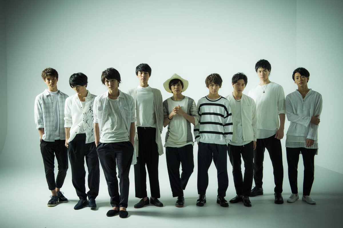 本日発売の「anan」

踊るカラダ

登場してます✌️

右の写真は
氷帝メンバーと一緒に
初めてananの撮影した時。
約8年前くらい？

大人になったね。