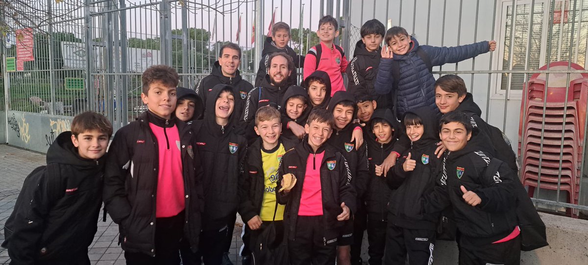 edmoratalaz's tweet photo. Equipo Infantil B 🖤💛
Sigue trabajando duro día tras día para alcanzar sus metas en el campo.
Durante esta semana, nuestros jóvenes jugadores han estado enfocados en mejorar su técnica, táctica y trabajo en equipo en los entrenamientos.

¡Seguimos adelante! 
 #InfB #vamosmorata https://t.co/wcQXUYkP48