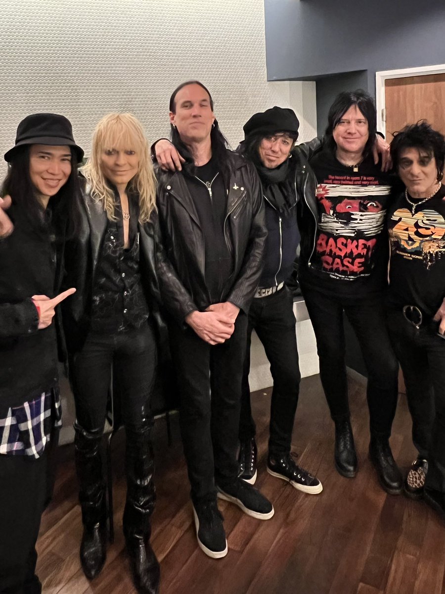 Hiroki_Horiko's tweet image. 昨夜はなんと、ロックレジェンド・マイケルモンローのライブでキーボードを弾く機会に恵まれた！マイケルはとんでもなくエネルギッシュでキュートだったし、メンバーも最高だった！
感謝🤘🤘🤘
#MichaelMonroe #HanoiRocks