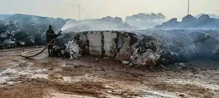 La_tele_en_vrai's tweet photo. #BURKINA_FASO🇧🇫🔥#SOFITEX
#COMOE #BANFORA 😭😭😭😭
Tout un patrimoine économique en feu 🤧. Dieu est grand ☝🏾. Tout ce qu'il fait est bon 😭. https://t.co/ZdSfpd22n2