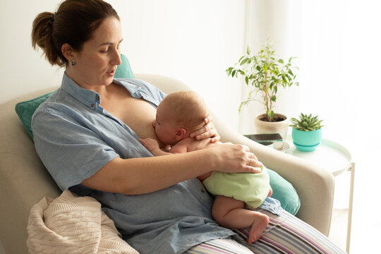 What's your go to hold when Breastfeeding? Babies can be held in various ways at the breast and we all have our preferences Let us know which holds did you find easiest when out and about? #BFSAYRSHIRE