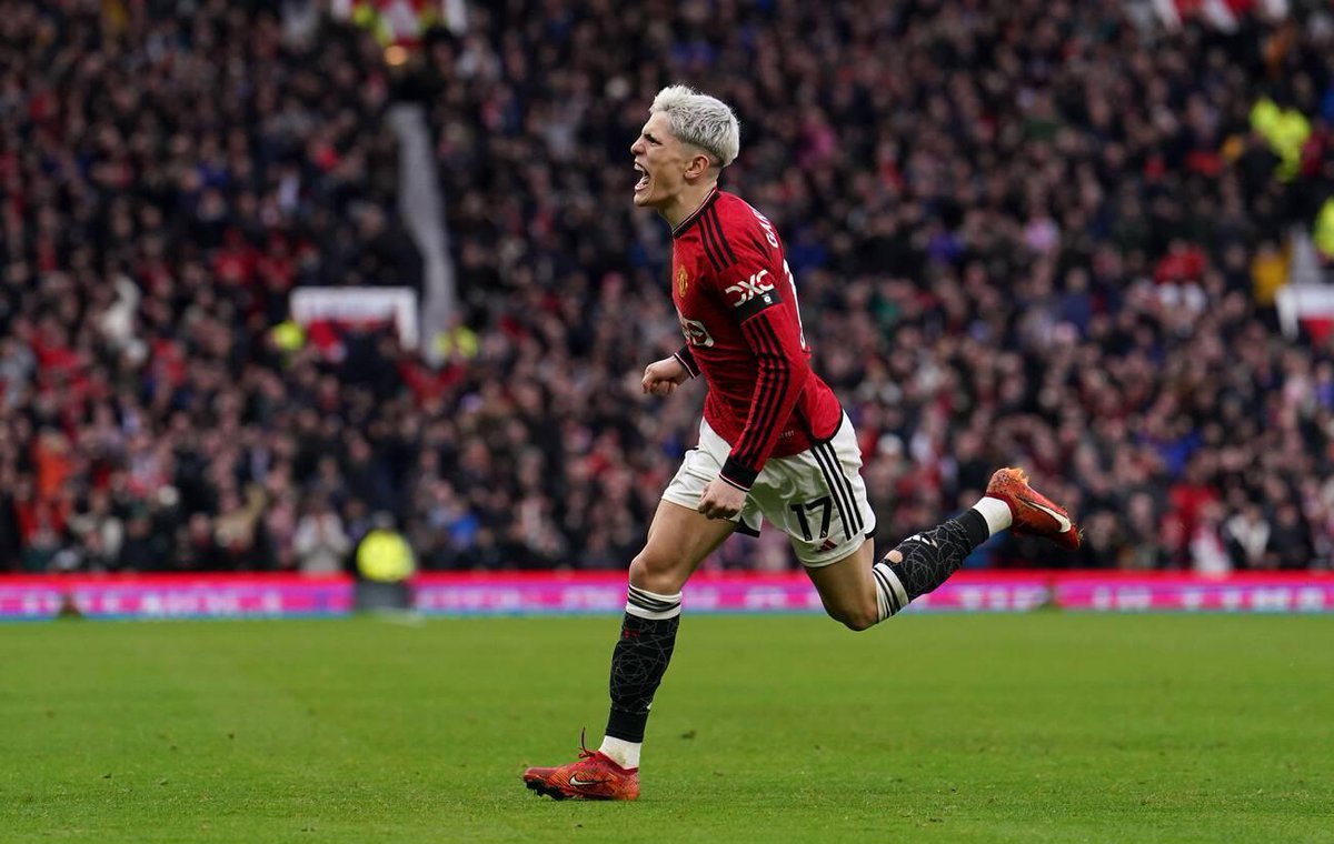 Can we get to 1200 followers today? I'm following back everyone who retweets and follows me. Lets go