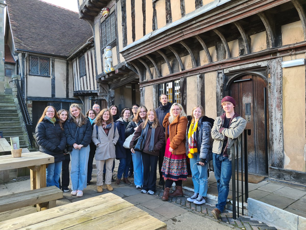 @RenWarwick students enjoying the weather and the guided tours at both the @LordLeycester & @StMarysWarwick church last week. Thanks to Tess, Tim & Georgia for making it possible. warwick.ac.uk/fac/arts/ren/c…