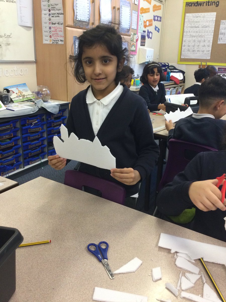 PindersPrimary's tweet photo. In art Year 2 have been using styrofoam to create silhouettes ready for printing #ppart https://t.co/dFCUVmN1QS