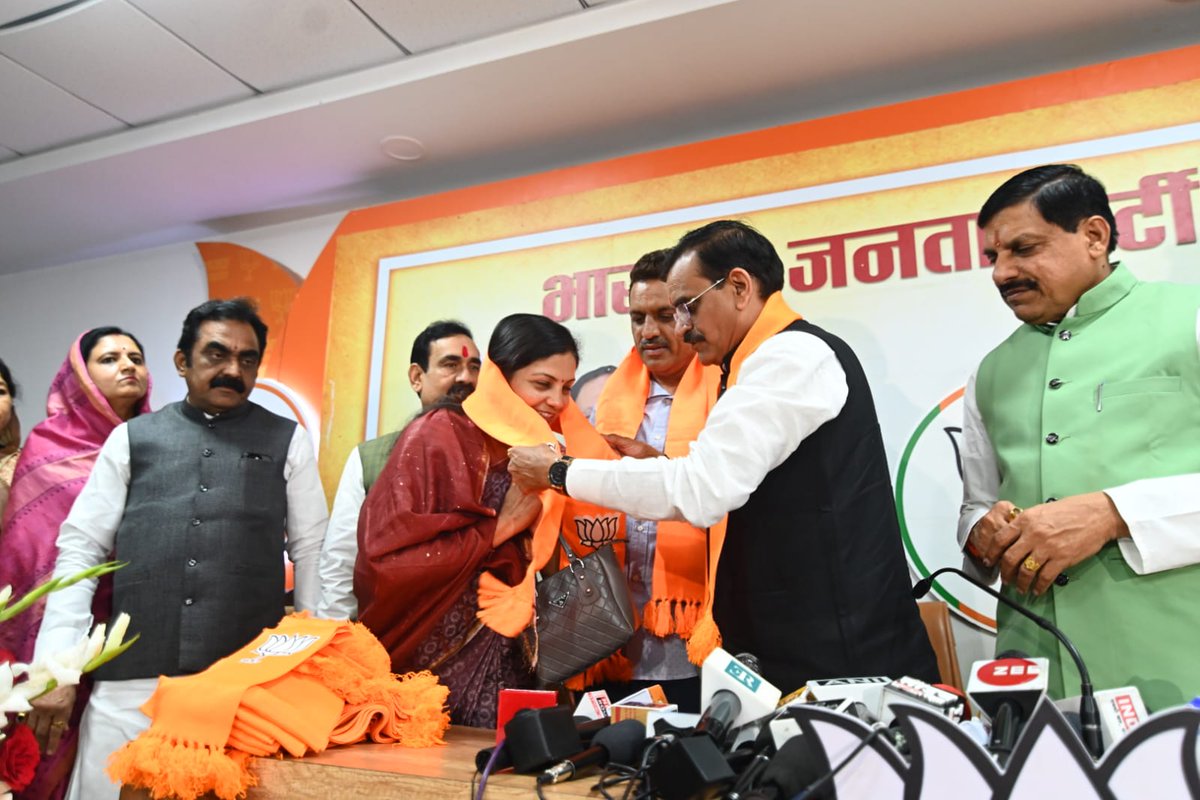 BJP4MP's tweet photo. भाजपा प्रदेश कार्यालय, भोपाल में वरिष्ठ नेताओं की उपस्थिति में कांग्रेस के जबलपुर महापौर श्री जगत बहादुर सिंह अन्नू, डिण्डौरी जिला पंचायत अध्यक्ष श्री रूदेश परस्ते, उपाध्यक्ष श्रीमती अंजू जितेन्द्र ब्यौहार, सिंगरौली जिला पंचायत उपाध्यक्ष श्रीमती अर्चना सिंह, डिण्डौरी के पूर्व जिला अध्यक्ष श्री बीरेन्द्र बिहारी शुक्ला, जिला पंचायत सदस्य, पार्षद, जनपद पंचायत उपाध्यक्ष, जनपद सदस्य, पूर्व जनपद सदस्य, यूथ कांग्रेस के जिला उपाध्यक्ष, ब्लॉक प्रभारी समेत अन्य कांग्रेस कार्यकर्ताओं ने भाजपा की सदस्यता ग्रहण की।
