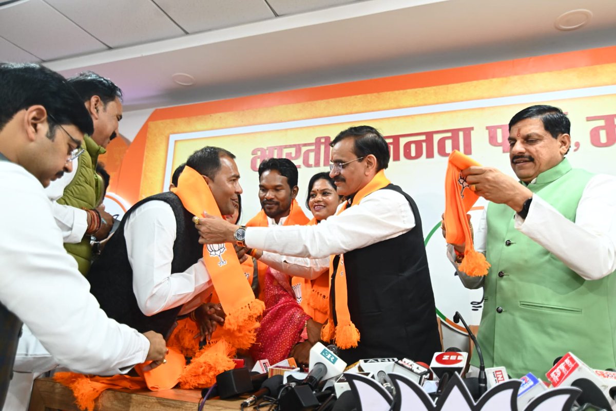 BJP4MP's tweet photo. भाजपा प्रदेश कार्यालय, भोपाल में वरिष्ठ नेताओं की उपस्थिति में कांग्रेस के जबलपुर महापौर श्री जगत बहादुर सिंह अन्नू, डिण्डौरी जिला पंचायत अध्यक्ष श्री रूदेश परस्ते, उपाध्यक्ष श्रीमती अंजू जितेन्द्र ब्यौहार, सिंगरौली जिला पंचायत उपाध्यक्ष श्रीमती अर्चना सिंह, डिण्डौरी के पूर्व जिला अध्यक्ष श्री बीरेन्द्र बिहारी शुक्ला, जिला पंचायत सदस्य, पार्षद, जनपद पंचायत उपाध्यक्ष, जनपद सदस्य, पूर्व जनपद सदस्य, यूथ कांग्रेस के जिला उपाध्यक्ष, ब्लॉक प्रभारी समेत अन्य कांग्रेस कार्यकर्ताओं ने भाजपा की सदस्यता ग्रहण की।