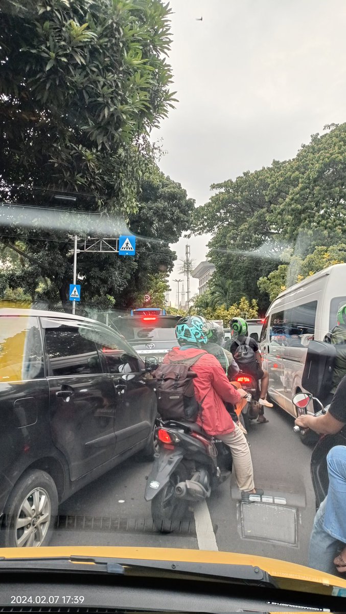 hubertusadi's tweet photo. dari lapangan banteng menuju gambir parkir ada apa ya? @RadioElshinta @SonoraFM92 @TMCPoldaMetro https://t.co/igfcAO9EZf