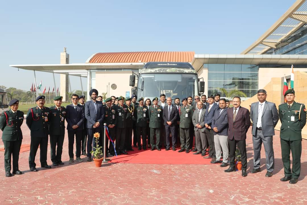 Olive Green...Going Green...

#Indian Army has inducted Electric Buses for troop movement within Delhi &amp; NCR. On behalf of the #IndianArmy, Lt Gen MV Suchindra Kumar #VCOAS .

#IndianArmy
#YearofTechAbsorption
#GarhwalRifles03 
etbindia