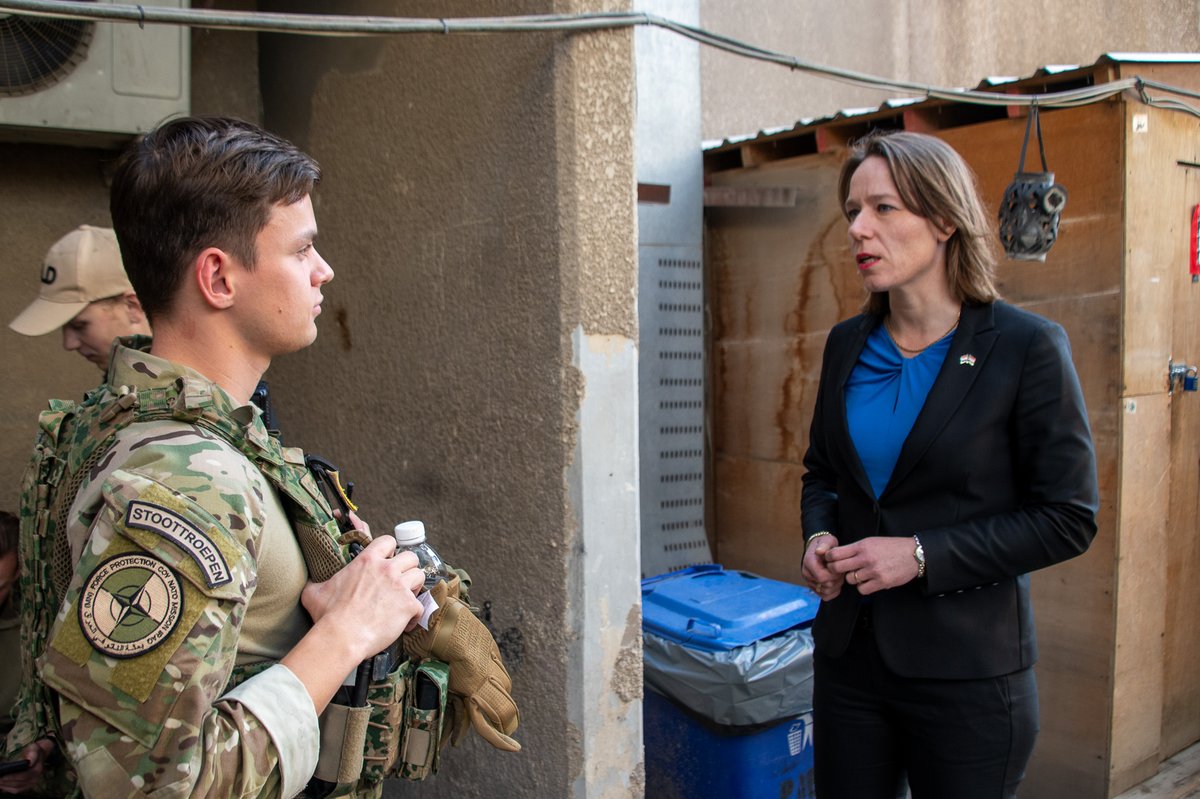 Tijdens het bezoek gisteren aan de Nederlandse militairen in Bagdad heeft Minister van Buitenlandse Zaken, minister Bruins Slot, haar waardering uitgesproken voor het belangrijke werk en hun inzet in Irak. “Ik ben trots op de Nederlandse inzet.”.
#NMI #NATO #Iraq