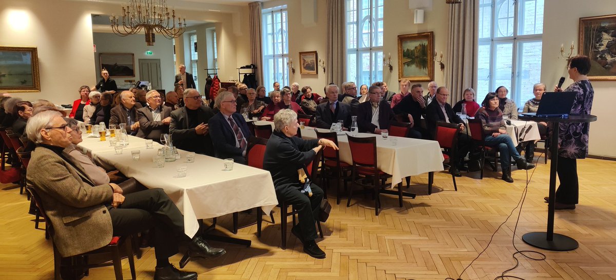 MallaAhonen's tweet photo. Kantar Agrin Anne Kallinen kertoo @agronomiliitto:n seniorijäsenille ennen yhteistä lounasta, mitä suomalaiset syövät. Kotitalouden kulutusmenoista 11 % kuluu ruokaan. #SuomiKasvaaRuoasta https://t.co/6U8T649VYv
