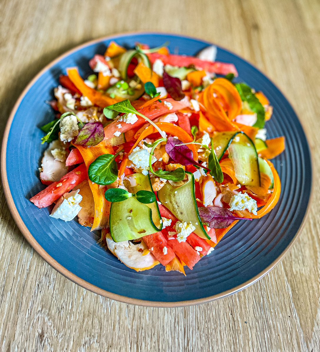 ChefLindaMni's tweet photo. Salads 🥗 are easy to make and very nutritious for the body. Watermelon, feta cheese crumble, shaved carrots, cucumber and smoked shredded chicken breasts. Vinaigrette: Apple cider vinegar, honey, olive oil , pinch of salt and pepper. #brunchtime #saladsaremything #healthylifesty https://t.co/JgmnrZxfQ5