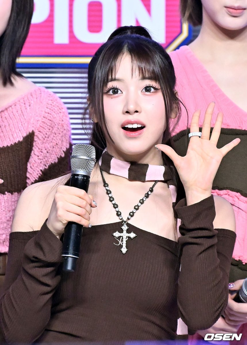 Jiwoo’s face card...