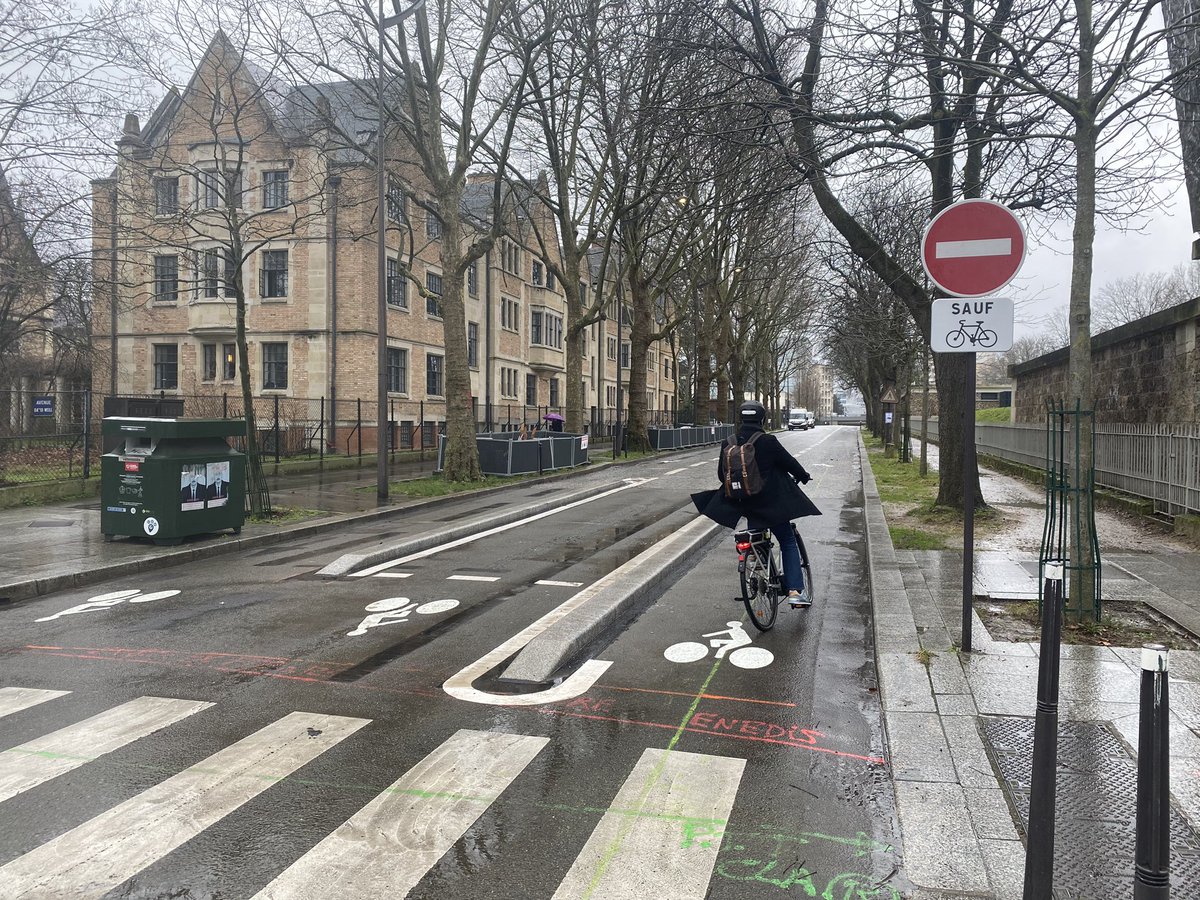 tara_tetontrin's tweet photo. Fantastique amélioration pour entrer et sortir de @Paris sud. L’axe Nansouty – Weill – Aqueducs rouvre avec des coronapistes pérennisées dans les deux sens. Merci à la @MairieParis14 d’avoir traité cet axe majeur #velo malgré l’oubli incompréhensible au Plan Vélo. https://t.co/x4BUP4Oyvj