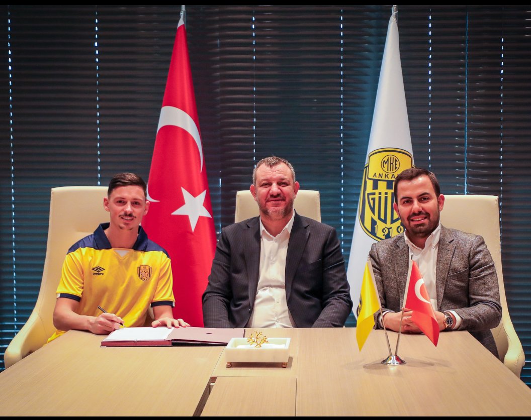 markafutbol_com's tweet photo. Alexis Flips Ankaragücü'nde 💛💙
🔥#Ankaragücü, 24 yaşındaki orta saha oyuncusu #Alexis #Flips'i renklerine bağladı.
✍🏻 #MKEAnkaragücü, Fransa doğumlu #AlexisFlips’in geçici transferi için kulübü #RSCAnderlecht ile anlaşmaya vararak sözleşme imzaladı. https://t.co/n4hnQHRQdZ