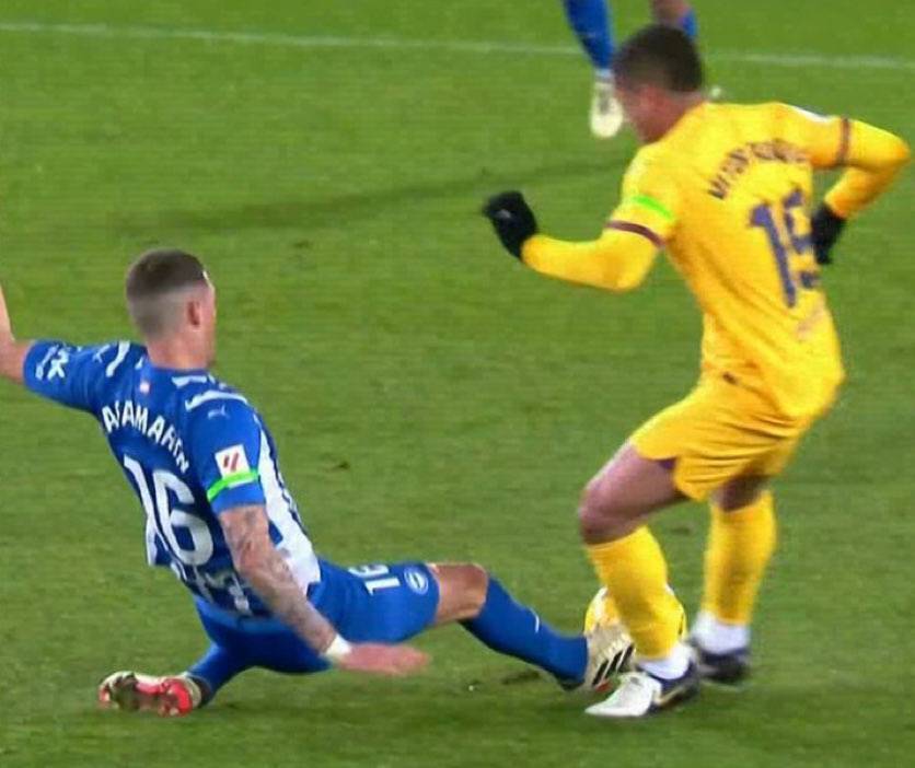 BarcaTimes's tweet photo. Suspension reduced 🆚 Suspension upheld

La Liga de Negreira ✨ https://t.co/zk1zL1r94J