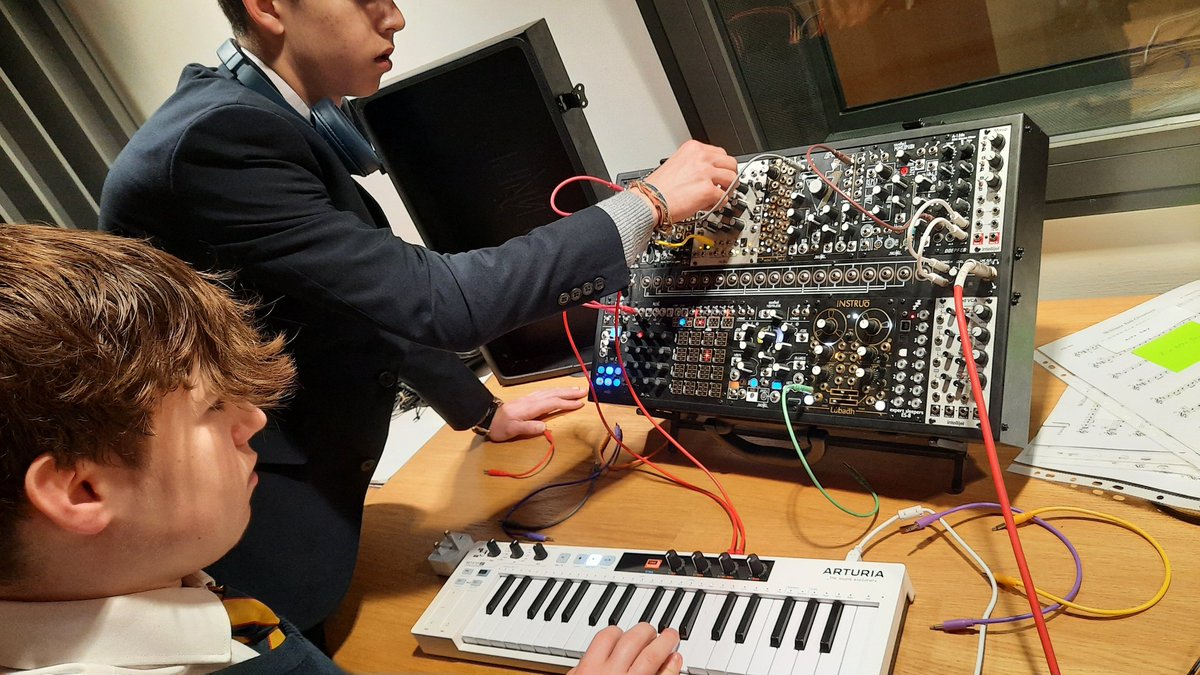 Some fantastic synth exploration this morning for @MonktonBath A Level Music Technology students! Dials, switches, cables, lights galore! #MonktonExpressiveArts