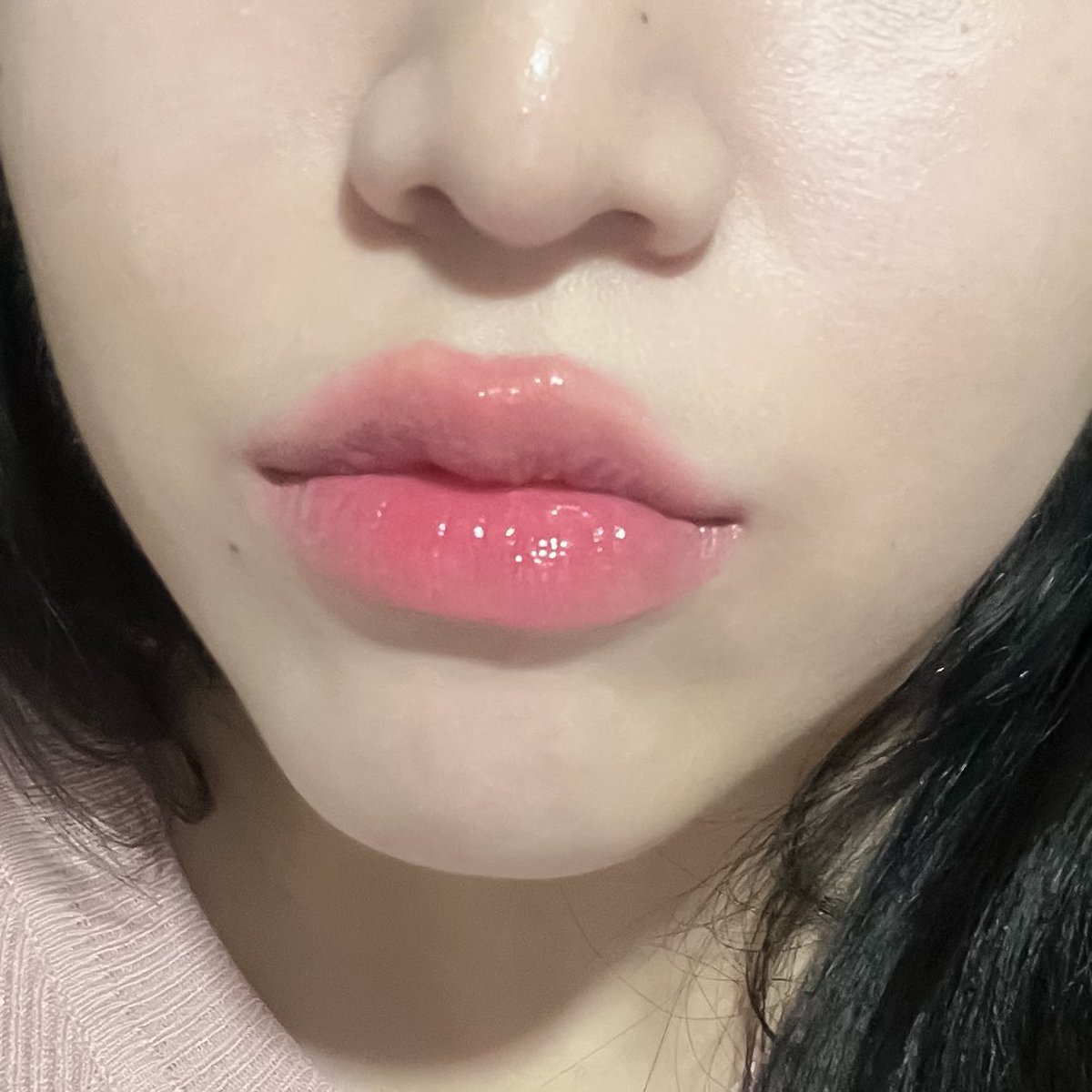 urcherryk's tweet photo. สำหรับเราคือไม่ต้องฉีดฟีลเลอร์ก็ได้น้า 🥹 แค่เราฝึกเขียนขอบปาก ให้เลยขอบปากจริงๆ เขียนให้ยกมุมปากเพิ่มความยาว บวกกับลิปหลายๆเลเยอร์ ก็เป็นหนึ่งในวิธีที่ทำให้ปากดูอวบอิ่มได้นะคะ รูปแรกยังทาลิปให้เลยขอบปากเฉยๆ แต่ยังอวบอิ่มไม่พอสำหรับนี่ เลยฝึกเขียนเอา ซึ่งทริคนี้ใช้ได้จริงด้วยนะคะ แนะนำเลย 👍🏻