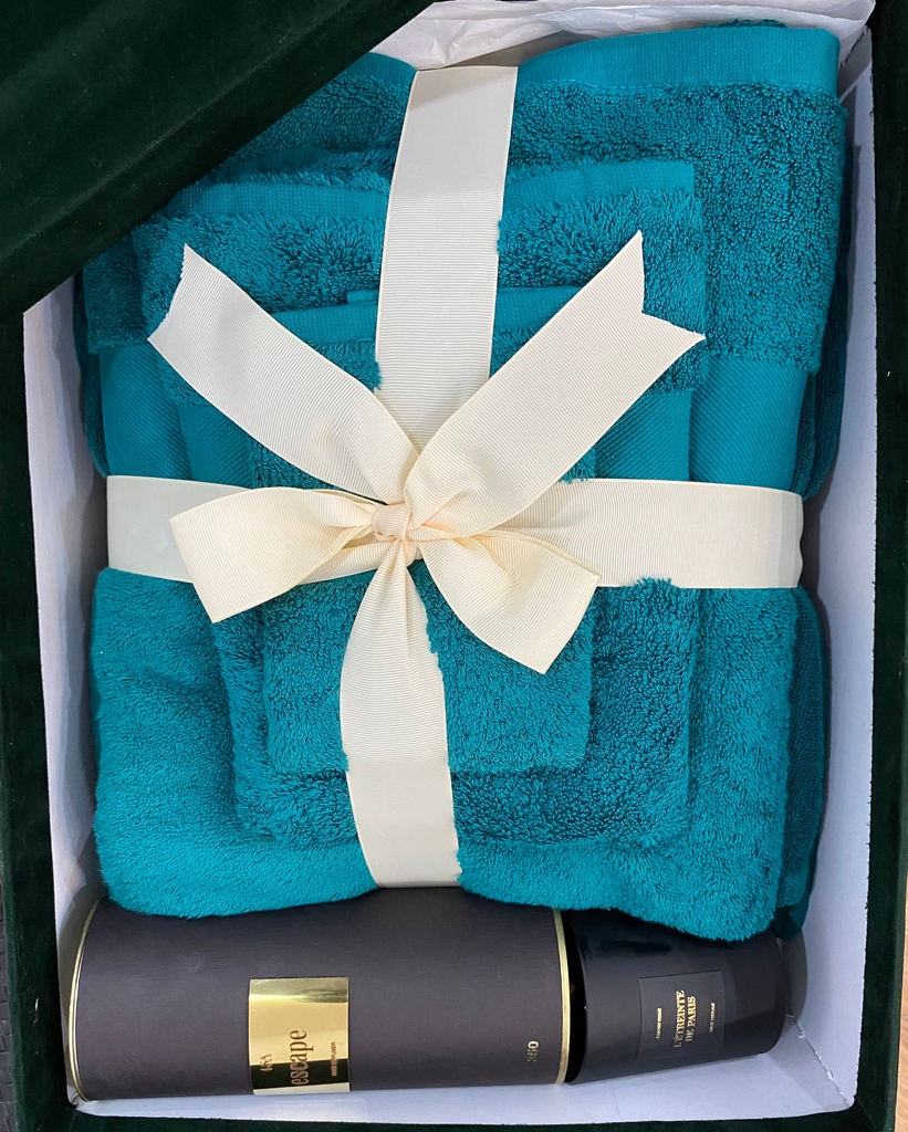 LsaHomeco's tweet image. Guess what!?
Do you know you have the opportunity to curate your own gift boxes this Valentine?
Oh yes you can!

#7daystovalentine #giftboxes #lsahome #giftideasforhim #giftideaforher #spreadlove #giftingseason #valentinegifts