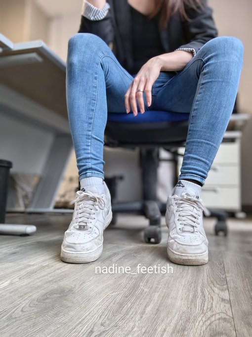 H&auml;nde hoch wer hier gerne vor mir knien w&uuml;rde 🔥 https://t.co/6IYxs4K8pX