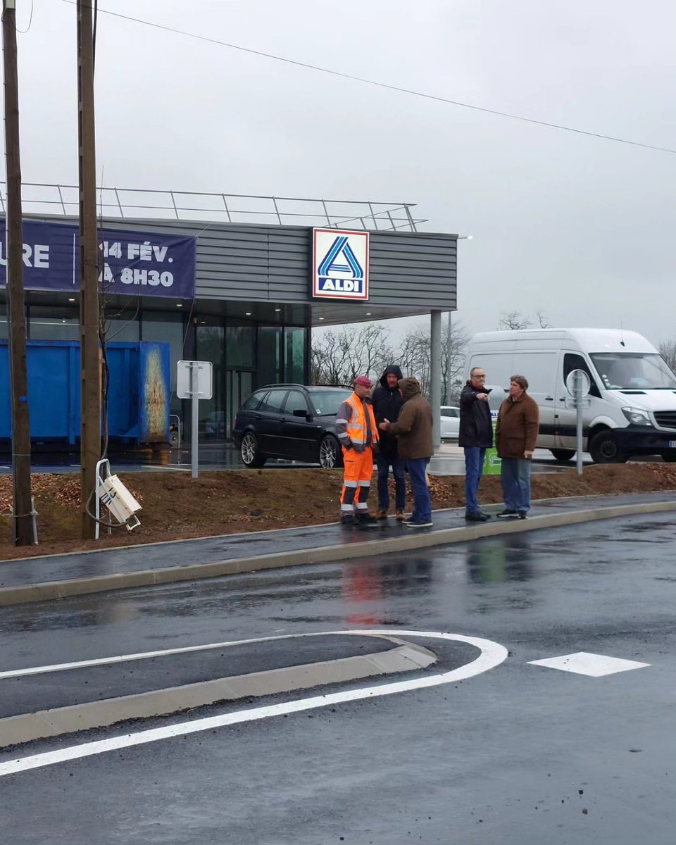 fdsea72's tweet photo. Ce matin, des agriculteurs 👨🌾 de Conlie et des communes alentours s'étaient donné rendez-vous devant le futur supermarché Aldi à Conlie 📍
Le problème ? La taille de la voirie non adaptée au passage de gros engins agricoles ...
#agriculture #fdsea72 #fnsea #Sarthe #tracteurs https://t.co/pxr6IkdG1F