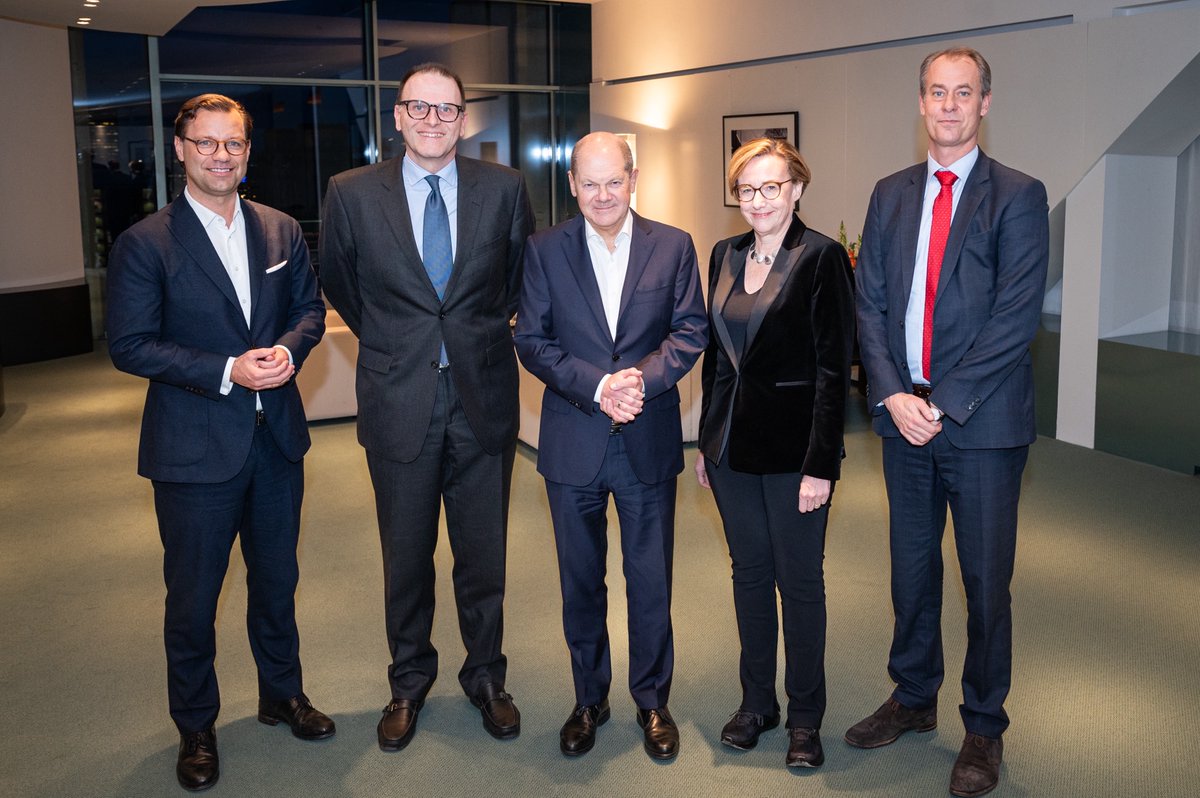 Termin in Berlin! Unser CEO Philippe Rogge hat <a href="/Bundeskanzler/">Bundeskanzler Friedrich Merz</a> Olaf #Scholz besucht. Und darüber gesprochen, wie wir gemeinsam die #Digitalisierung in 🇩🇪 noch besser machen können. Für die Wirtschaft &amp; den Alltag von Millionen Bürgerinnen und Bürgern. Danke für den Empfang! 🙏