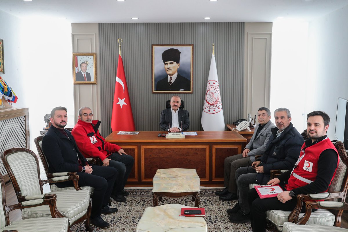 Türk Kızılayı Tokat İl Başkanı Osman Duru ve yönetim kurulu üyeleri Valimiz <a href="/numanhatipoglu/">Numan Hatipoğlu</a>’nu ziyaret etti.