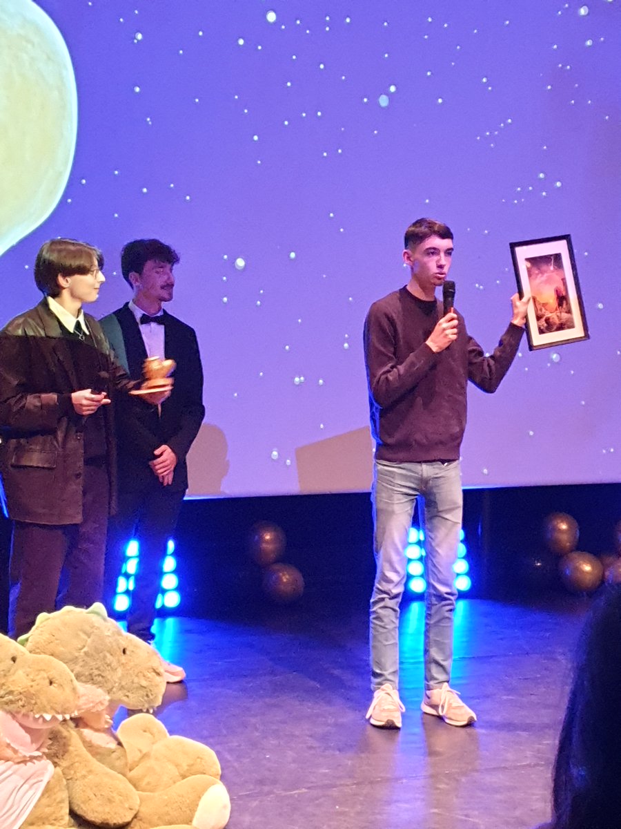 [MMI] 📸👏 Retour en images sur la très belle cérémonie des Walid qui récompense les étudiants du département MMi dans 12 catégories.
Bravo à Nils, Thomas, Marius, Antoine et Quentin pour l'organisation et le <a href="/lestudio_laval/">Le Studio Laval</a> pour le live
<a href="/LeMansUniv/">Le Mans Université</a> <a href="/lesIUT/">Les IUT</a> <a href="/Laval_la_Ville/">Laval la Ville</a>