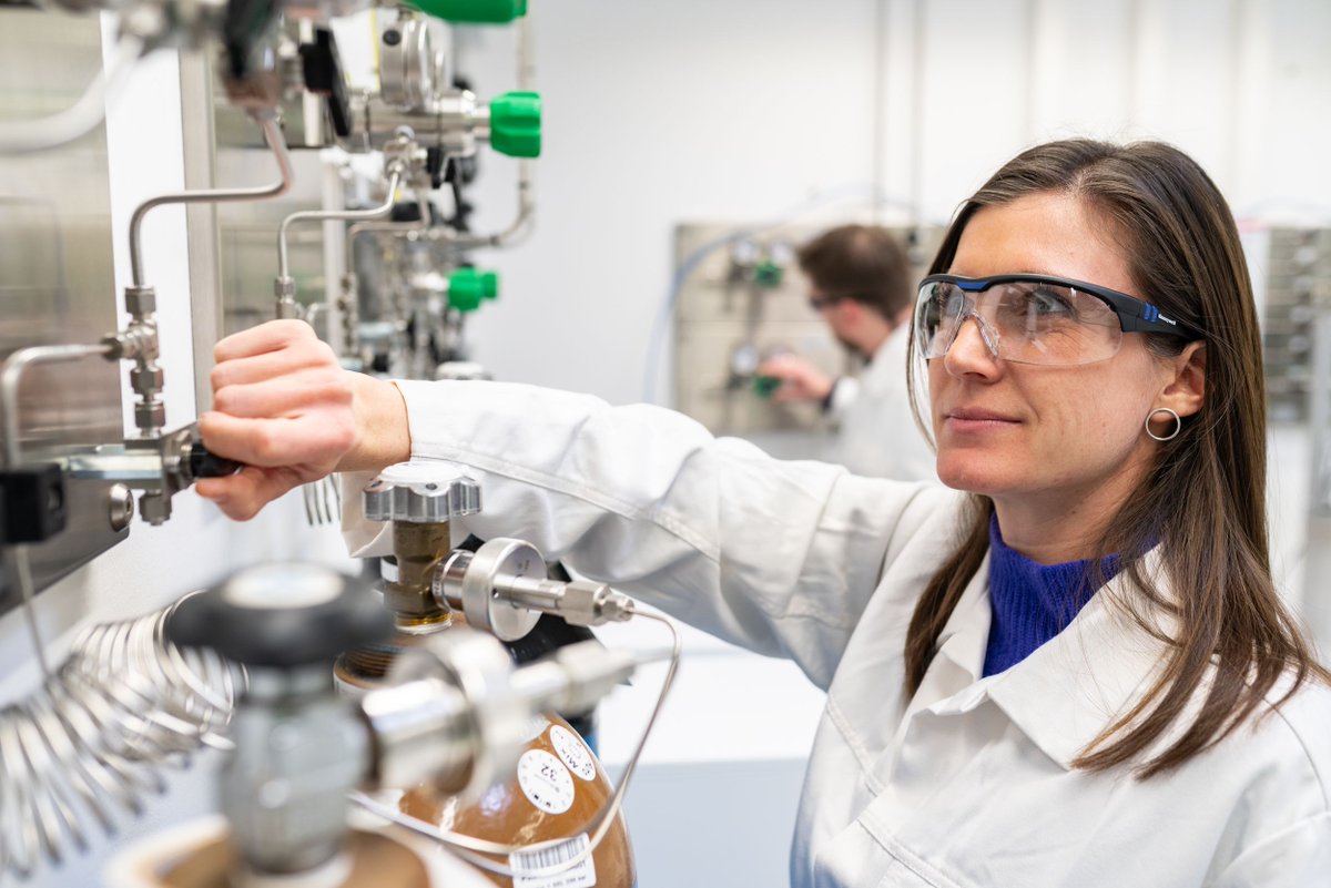 OpenGridEurope's tweet image. Nach einem Jahr Planung, Um- und Aufbau geht das #TransHyDE H2-Labor nun in Betrieb! 🎉

In diesem einmaligen H2-Labor werden diverse PGCs verschiedener Hersteller mit unterschiedlichen H2-Prüfgasen getestet, um die Eichfähigkeit beim Einsatz in Wasserstoffnetzen voranzubringen.