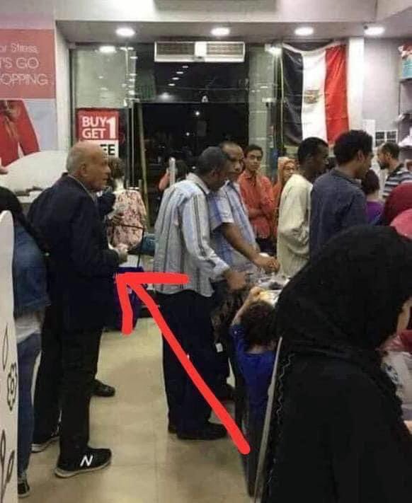 Doctor_q8's tweet image. الرجل الكبير الذي يقف منتظرا دوره بمنتهي الاحترام في طابور الكاشير في سوق هايبر في مدينة أسوان في مصر ويرتدي ثياباً بسيطة ويتبضع بمفرده وهو يحمل سلة المشتريات حاله كحال أي مواطن مصري ويترك مسافة بينه وبين الذي أمامه احتراماً للخصوصية هذا الرجل الذي تكن له دولة عظمى وهي بريطانيا…