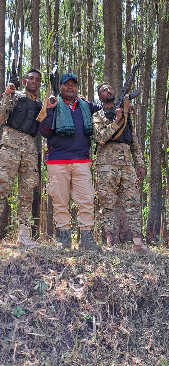 ETHDefenders's tweet photo. መረጃ |

የአማራ ክልል ርዕሰ መስተዳደር ፕሬዚዳንት አቶ አርጋ ከበደ አጃቢዎች ረ/ሳጅን አበበ ገበያው እና ረ/ሳጅን ጠብቀው ያየህ በአማራ ህዝባዊ ኃይል ፋኖ መሪ አርበኛ ዘመነ ካሴ አቀባበል ተደረገላቸው።
 https://t.co/WhNZW0Ql7L https://t.co/v2LhQDbtdM